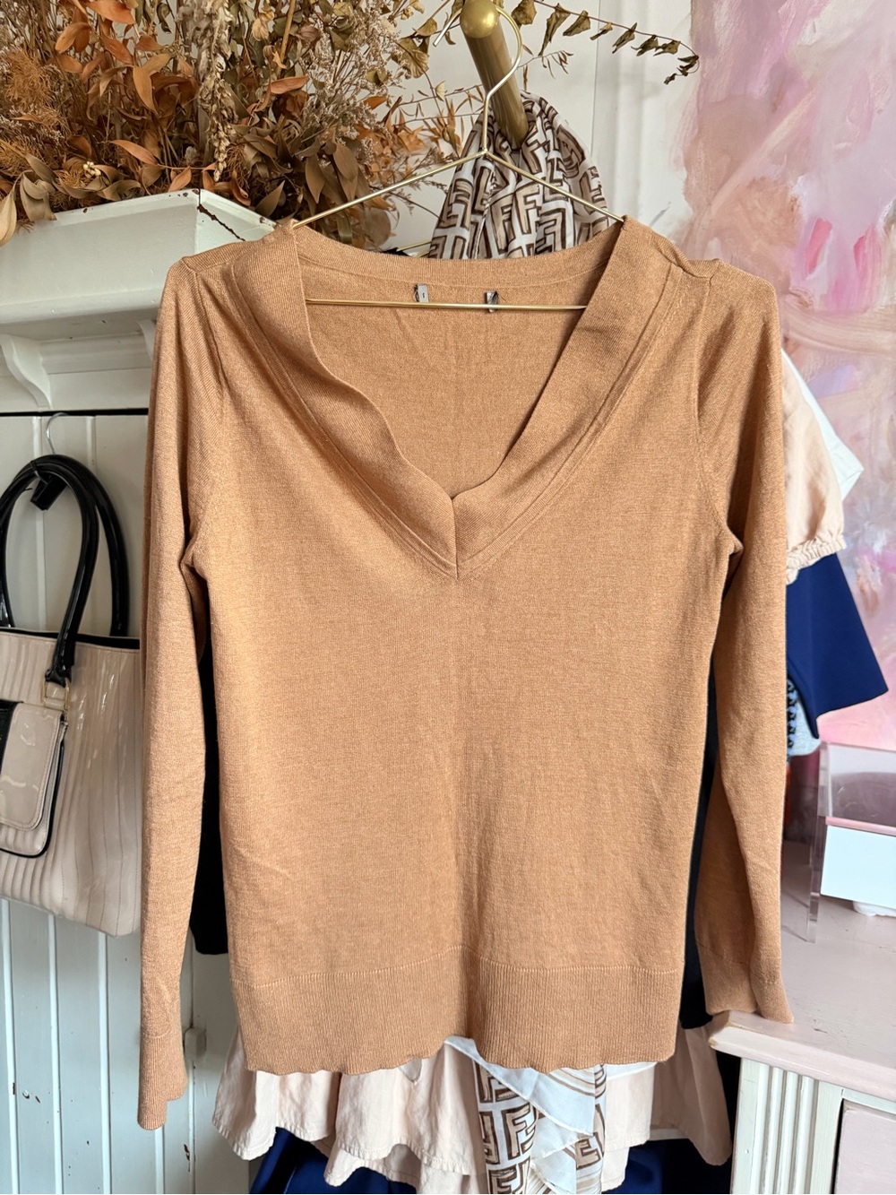Cashmere/silk V-Neck Women’s Top in Camel